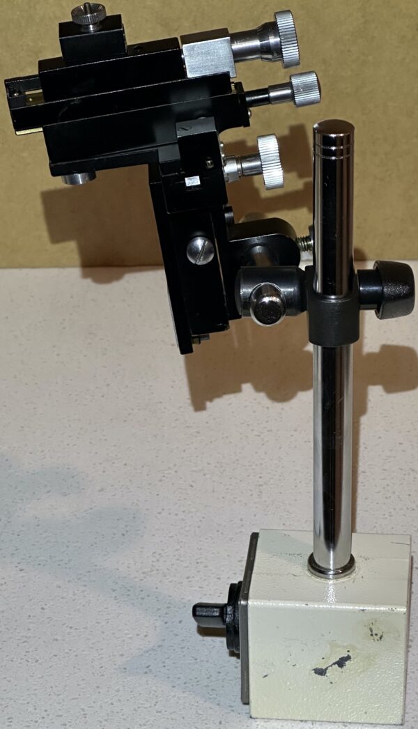 Narishige MMP-333 XYZ precision micromanipulator with pivot mechanism and magnetic stand - Image 3